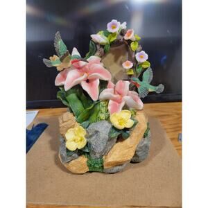 Carlton Cards Musical Fountain Musical Medley Hummingbirds 4 tunes Music Box